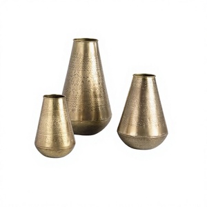 Jarrón de flores artificial de tres tamaños diferentes en aluminio color dorado, maceta para decoración del hogar y la sala de estar. - Product Image 1