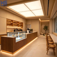 Comptoir de bar à café moderne en bois personnalisé avec bande lumineuse LED intégrée, vitrine à pâtisserie et étagère murale pour café et restaurant