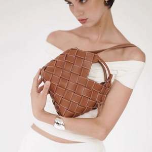 Bolso de Mano de Diseño Casual para Mujer, Tejido en Piel Vacuna, Estilo Lujoso y Exclusivo, con Cadena Cruzada y Correa para el Hombro - Product Image 3