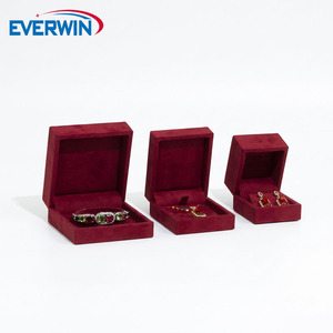 EVERWIN - Juego de Cajas de Joyería Rojas de Alta Gama, Diseño Simple, con Cierre Magnético y Forro de Terciopelo, para Anillos, Aretes, Collares y Colgantes - Product Image 1