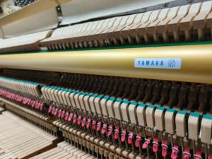 Piano Vertical Yamaha W108BS de 88 Teclas Contrapesadas, Teclado de Madera Sólida, Estilo Clásico, Montaje en Suelo, Caoba W108 - Product Image 4