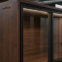 Vitrine de cuisine moderne sur mesure avec éclairage LED à capteur, porte en verre, unité de rangement à vin en bois foncé et comptoir en marbre