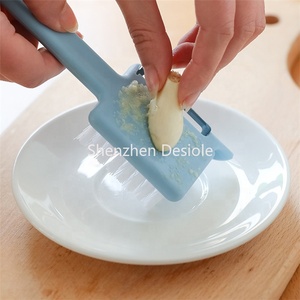 Herramientas de Cocina 3 en 1, molinillo de ajo de plástico, pelador de frutas y verduras con abridor de cepillos para un uso conveniente - Product Image 4