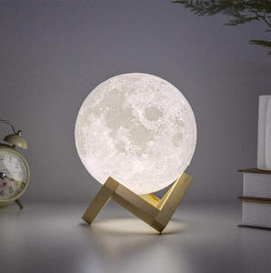 Lampada <span class=keywords><strong>Luna</strong></span> 3D in Legno Moderna con Supporto da Scrivania, Decorazione Natalizia, Magnetica, Ricaricabile, D10cm, LED, Effetto <span class=keywords><strong>Cielo</strong></span> Stellato Notturno - Product Image 1