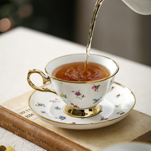 ชุดกาแฟเซรามิคลายดอกไม้สไตล์ยุโรปหรูหรา ขนาด 180 มล. พร้อมจานรอง ชุดน้ำชาสำหรับยามบ่าย ของขวัญ ขอบทอง - Product Image 4