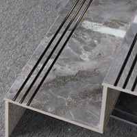 Escaliers modernes gris foncé, marches en carrelage de porcelaine poli effet marbre brillant
