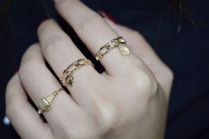 Xinfly Ensemble de bijoux de luxe pour femmes, comprenant des bagues en or 18 carats en forme de fleur et de cadenas, et des bagues à maillons de chaîne, pour les occasions de fête, de bar et de travail - Product Image 5