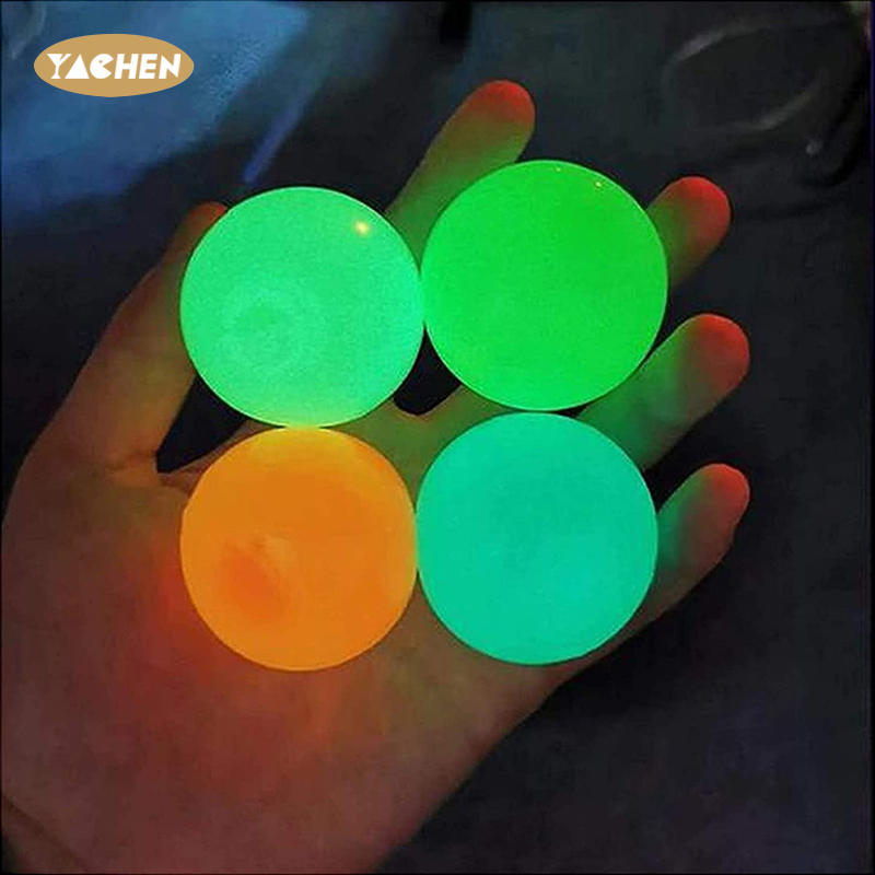 Yachen vente en gros soulagement du stress balle jouet brillant dans le plafond de boules collantes sombres pour enfants jouets fidget