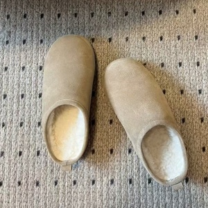 Zapatillas Müller de cuero, gamuza y lana con bordados. Pantuflas de casa estilo retro, acolchadas, color marrón, tipo zapatilla de pan. - Product Image 6
