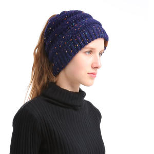 Gorro <span class=keywords><strong>de</strong></span> punto grueso con bordado 3D a rayas y trenza <span class=keywords><strong>de</strong></span> cable, estilo moño desordenado y <span class=keywords><strong>cola</strong></span> <span class=keywords><strong>de</strong></span> <span class=keywords><strong>caballo</strong></span>, para mujer, ideal para invierno y otoño, venta al por mayor. - Product Image 3
