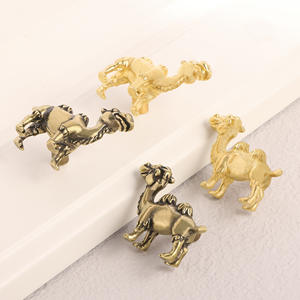 Creative Desert Camel Manija de puerta de latón Manija de puerta de armario Perforación de gancho de pared - Product Image 2