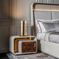 Lit plateforme moderne italien avec panneaux rembourrés éclairés par LED encastrés, idéal pour suite de villa et chambre principale, mobilier de luxe haut de gamme