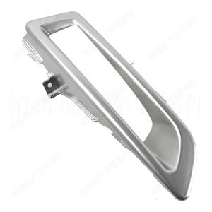 Land Rover Discovery Sport 2015-2018 - Bezzes de phares antibrouillard argentés - Couvre-pare-chocs avant - Matériau ABS - Fixation par vis - Product Image 1