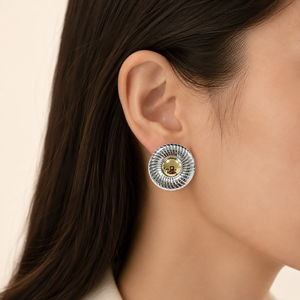 Boucles d'oreilles clous bicolores éclatantes pour femme, en acier inoxydable avec centre bombé plaqué or 14K sous vide, finition argentée sculptée - Product Image 3