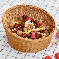 Trendy ronde PP rotan handgemaakte waterdichte fruitmand met schuine rand, geweven opbergmand voor fruit en snacks.