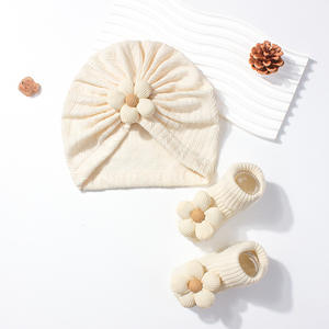 Nuevo conjunto de dos piezas para bebés, bonitos sombreros de flores pequeñas para niñas, calcetín combinado de encaje de algodón de invierno, diseño de oreja Lisa tejida para pequeños - Product Image 4