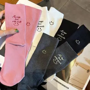 Nouvelles chaussettes pour femmes automne et hiver broderie smiley visage chaussettes mi-coupe chaussettes en coton à la mode