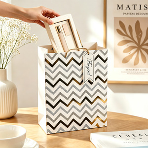 Sacs cadeaux de luxe personnalisés pour vêtements, avec logo, motif étoile et pois dorés brillants en relief, poignée torsadée - Product Image 3
