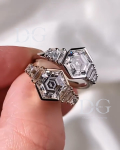 Anillo de Compromiso, Boda o Aniversario con Diamante Moissanita de Corte Hexagonal de 4.00 Quilates, Certificado IGI, Tres Piedras, Oro Amarillo de 14K - Product Image 5