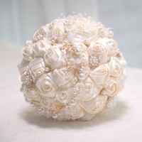 SPR Romantische Hochzeit Braut hält handgemachte Satin Rosen Bouquet mit Brosche für das chinesische Neujahr kommt in Box-Verpackung
