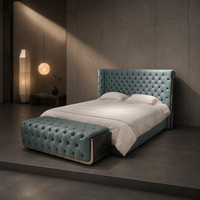 Lit double capitonné de luxe moderne de style italien avec rangement, disponible en tailles King et Queen, par un fabricant spécialisé.
