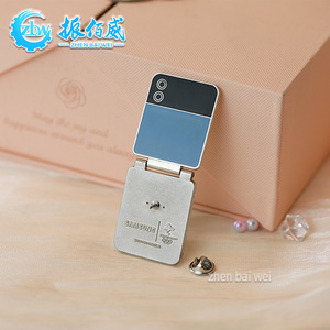 Broche tendance en forme de téléphone à clapet, en métal <span class=keywords><strong>argent</strong></span>é, personnalisable, avec impression émaillée sur alliage, vente en gros - Product Image 1