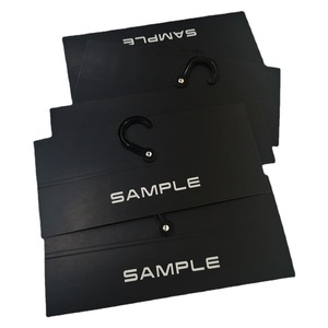 Etichette pendenti in cartone OEM per autunno/inverno con clip a gancio a forma di segno di domanda, per abbigliamento, con stampa offset CMYK+ - Product Image 6