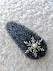 Barrettes élégantes pour femmes avec décorations en strass, flocons de neige et perles, style Noël, en feutre - Product Image 4