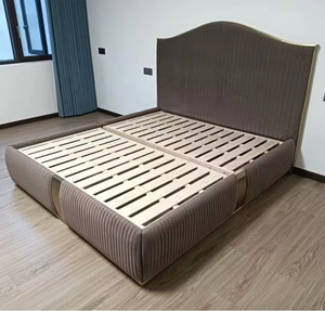 Set di Mobili per Camera da <span class=keywords><strong>Letto</strong></span> di Lusso Italiano, <span class=keywords><strong>Letto</strong></span> <span class=keywords><strong>Matrimoniale</strong></span> Queen o King Size, Struttura Moderna in Metallo, Rivestimento in Velluto con Testiera - Product Image 5
