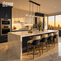 Meubles de cuisine modernes bicolores pour penthouse, bleu marine américain, comptoir bar en cascade Calacatta, menuiserie sur mesure