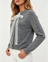 Cardigan confortable gris à col rond pour femme, élégant nœud en dentelle blanche avec boutons en forme de cœur, joli pull court en tricot, OEM/ODM
