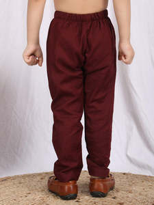 ชุดคุรตะผ้าฝ้ายสีครีมสำหรับเด็กผู้ชาย พร้อมลายจักรยาน แขนยาว สไตล์ชาติพันธุ์ และกางเกงนอนสีแดงเลือดหมู ชุดพิธีกรรมแบบดั้งเดิม - Product Image 5