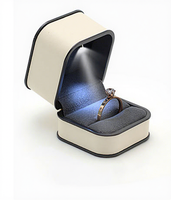 Boîte d'emballage de luxe en cuir PU pour bague, bague de couple, pendentif, boucles d'oreilles, bracelet, chaîne, collier avec logo personnalisable