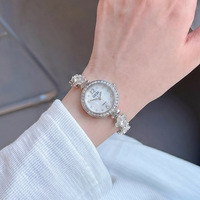 Montre-bracelet sirène de luxe léger en quartz avec cadran en nacre incrusté de strass