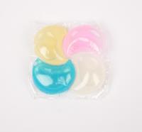 Capsules de lessive écologiques pour vêtements, sans résidus, avec film transparent jetable, liquide rose et billes blanches, parfum délicat de fleurs