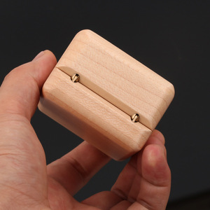 Boîte à bagues carrée en bois de noyer sur mesure, faite à la main, pour le rangement de bijoux, boîte cadeau pour mariage - Product Image 4