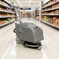 Autolaveuse autotractée compacte : maniabilité aisée pour le nettoyage des espaces étroits dans les hôtels, restaurants, bureaux et immeubles.