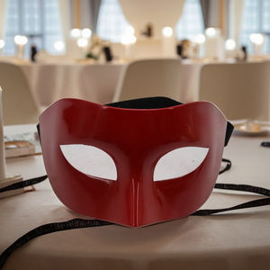 หน้ากากครึ่งหน้าสีแดงคลาสสิกสำหรับงานเลี้ยงฮาโลวีนและชุดคอสเพลย์ทำจากพลาสติกที่ทนทาน - Product Image 2