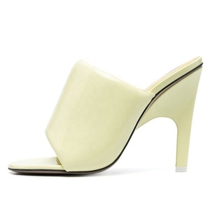 Mules de soirée pour femme à talon aiguille fin, dessus matelassé, en cuir verni brillant, bout carré ouvert - Product Image 4