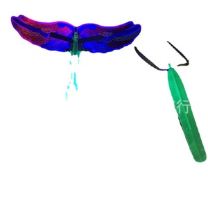 Jouet lumineux Flying Arrow en plastique rouge et bleu clignotant pour jeunes de 5 à 7 ans, unisexe, pour vendeurs de rue et marchés nocturnes - Product Image 1