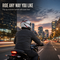 Casque de moto modulaire relevable à double visière (transparente et anti-soleil) avec graphismes blanc brillant, rouge et noir, mentonnière et aérations supérieures et arrière, pour adulte
