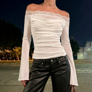 T-shirt blanc à épaules dénudées avec dentelle, froncé, en polyester respirant, à manches longues, coupe ajustée pour femme, idéal pour la plage, les fêtes ou les tenues décontractées - Product Image 1