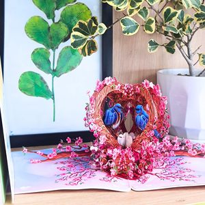 Tarjeta de felicitación emergente en forma de corazón con flores de cerezo y pájaros azules para regalo de amor en el Día de San Valentín - Product Image 2