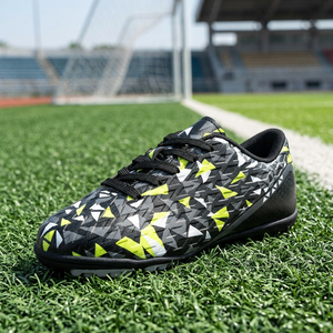 Chaussures de football à motif géométrique noir et jaune, crampons pour terrain synthétique, chaussures de football basses - Product Image 1