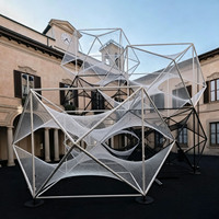 Sculpture géométrique abstraite moderne en maille, installation artistique grimpable de luxe sur mesure pour la décoration de cour d'hôtel et de villa