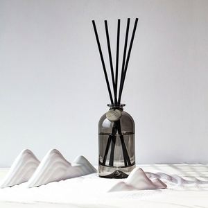 ขวดแก้วน้ำหอมปรับอากาศพร้อมก้านไม้สีดำสำหรับใช้ในบ้าน - Product Image 4