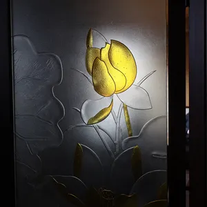 美しい黄色の半透明の花が付いている曇らされたガラススクリーン古典的な部屋の仕切り