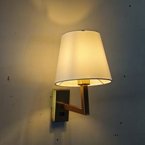 Lámpara de Cabecera Individual para Habitación Estándar King Size <span class=keywords><strong>del</strong></span> Hotel Holiday Inn H5 by IHG - Product Image 2