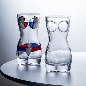 Chope à bière créative en verre cristal, en forme humaine, personnalisée et peinte, design artistique moderne, exclusive pour bars et KTV, motif Femme Héroïque, grande taille pour bière pression - Product Image 1