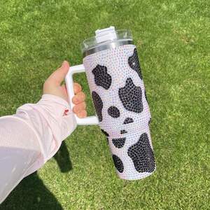 Vaso Térmico de 40oz con Diseño de Vaca y Diamantes de Imitación, con Asa, Aislamiento al Vacío, en Negro, Marrón, Morado, Azul, Rosa, Estampado de Guepardo/Leopardo - Product Image 1